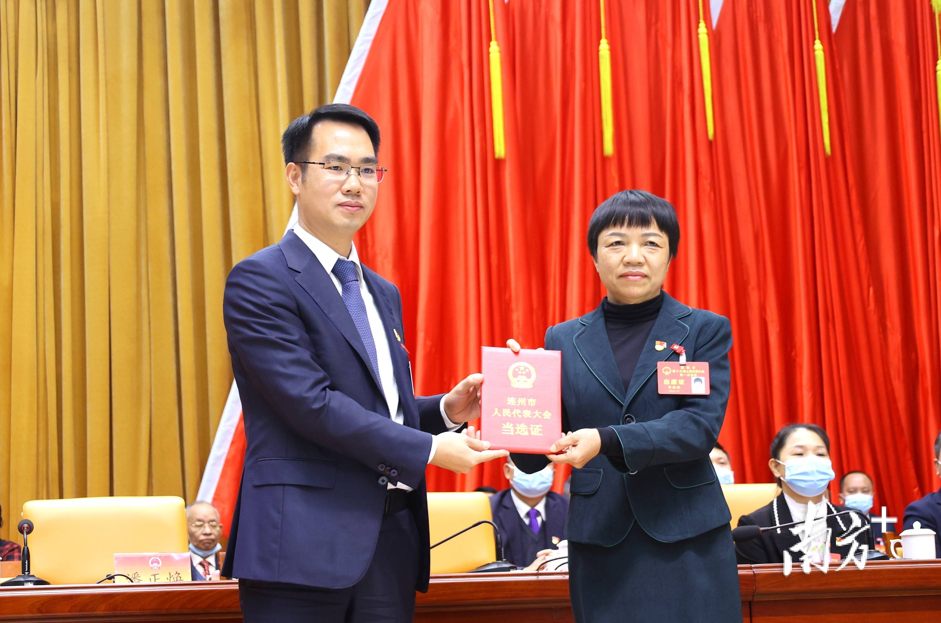 连州市委书记潘正焕为李成娟颁发当选证书.