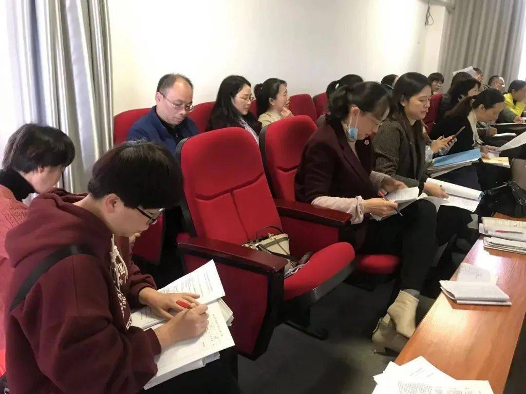 近日,邵武市徐绍忠名师工作室在实验中学开展了"立足双减政策,提效