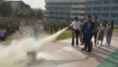 油锅着火正确处理措施是什么 85b2587137d24b8990cbf7428f51650a.jpeg