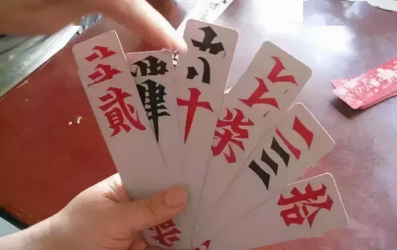 相约好友打打字牌, 是不少居民休闲放松的方式, 这不, 衡阳一男子