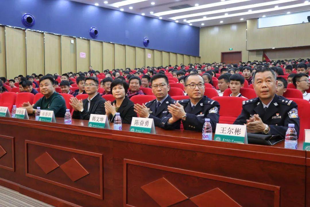 本次讲座由王尔彬主讲,他通过图片展示,引用大量数据和生动的案例