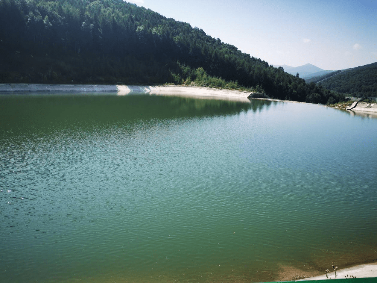 露天蓄水池之外,雲頂滑雪場還建有地下雪融水收集池,蓄水量10萬立方米