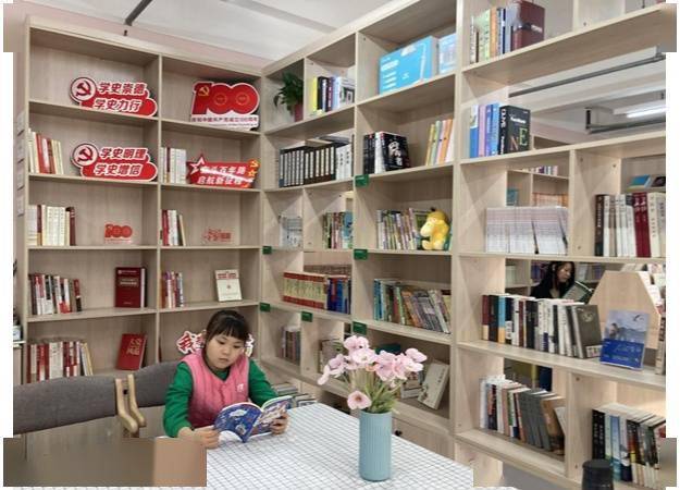 九里社区通过在九里书院开辟专门的红色书籍阅读区,开展红色读书会