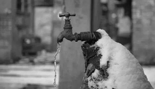 这种冻哭的感觉 让小编不由得回忆起  院里冻住的水龙头 哪个院里没有