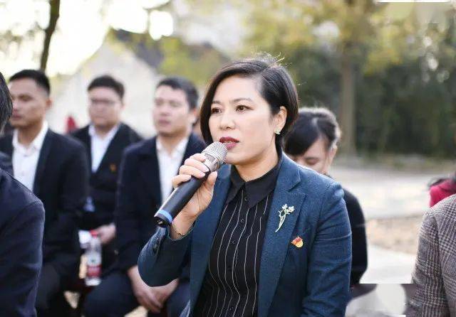 五彩之窗嘉善天凝镇银杏树下一场生动的理论课凝聚青年力量开创崭新
