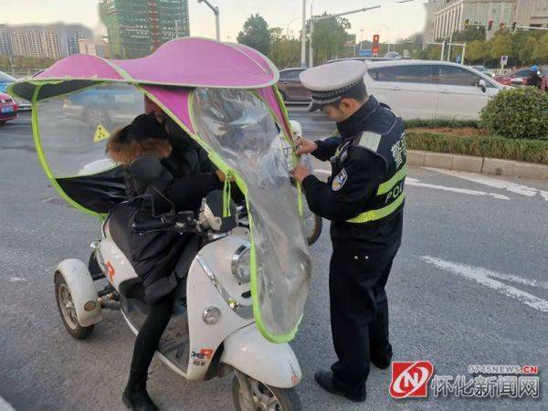 怀化公安交警开展电动车遮阳蓬整治