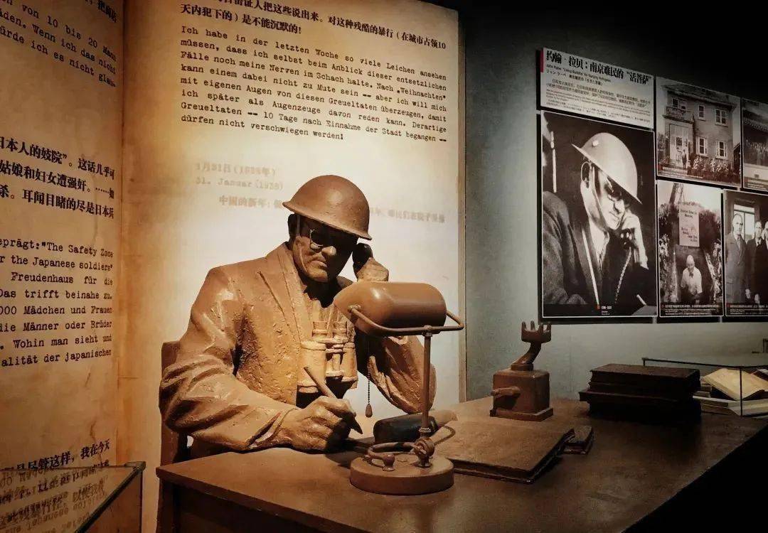 约翰·拉贝病逝1997年,拉贝墓碑运抵南京碑上