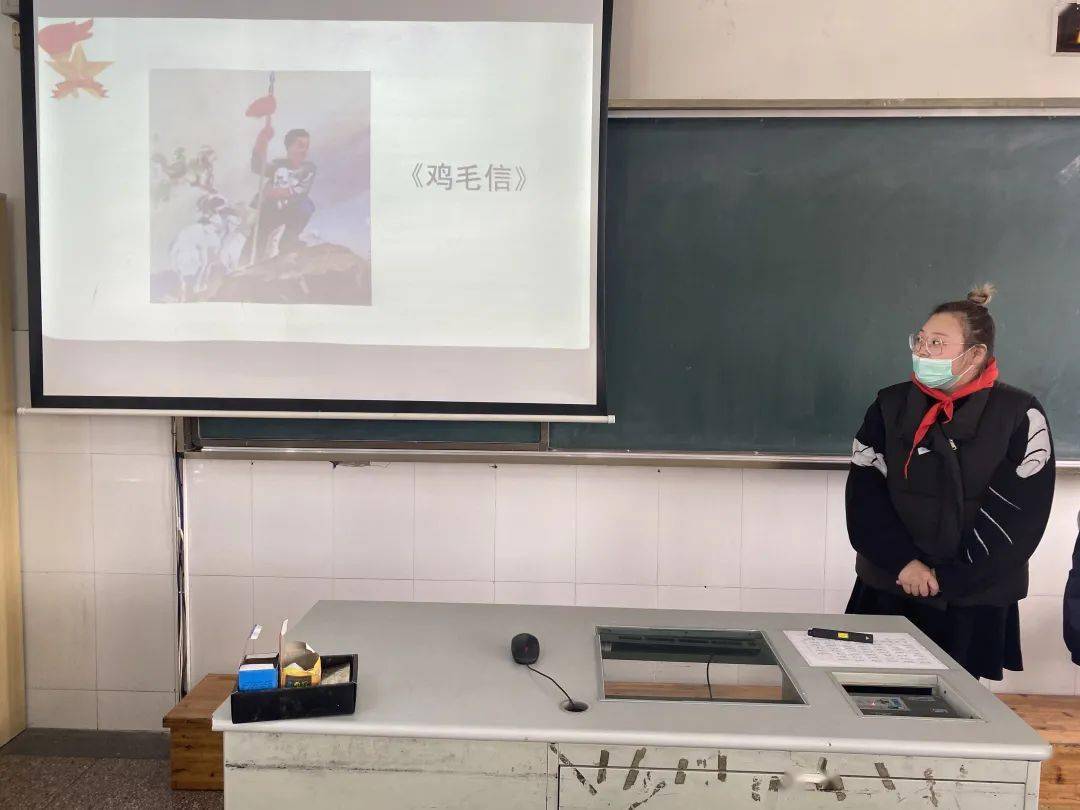 通过绘本课堂的形式,为队员们讲述了海娃巧藏鸡毛信,智斗日本兵的故事
