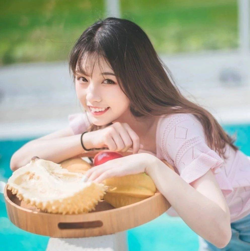 搞笑GIF:公司新来的招待,总感觉她在练习什么功夫_筷子_女神_贵宾
