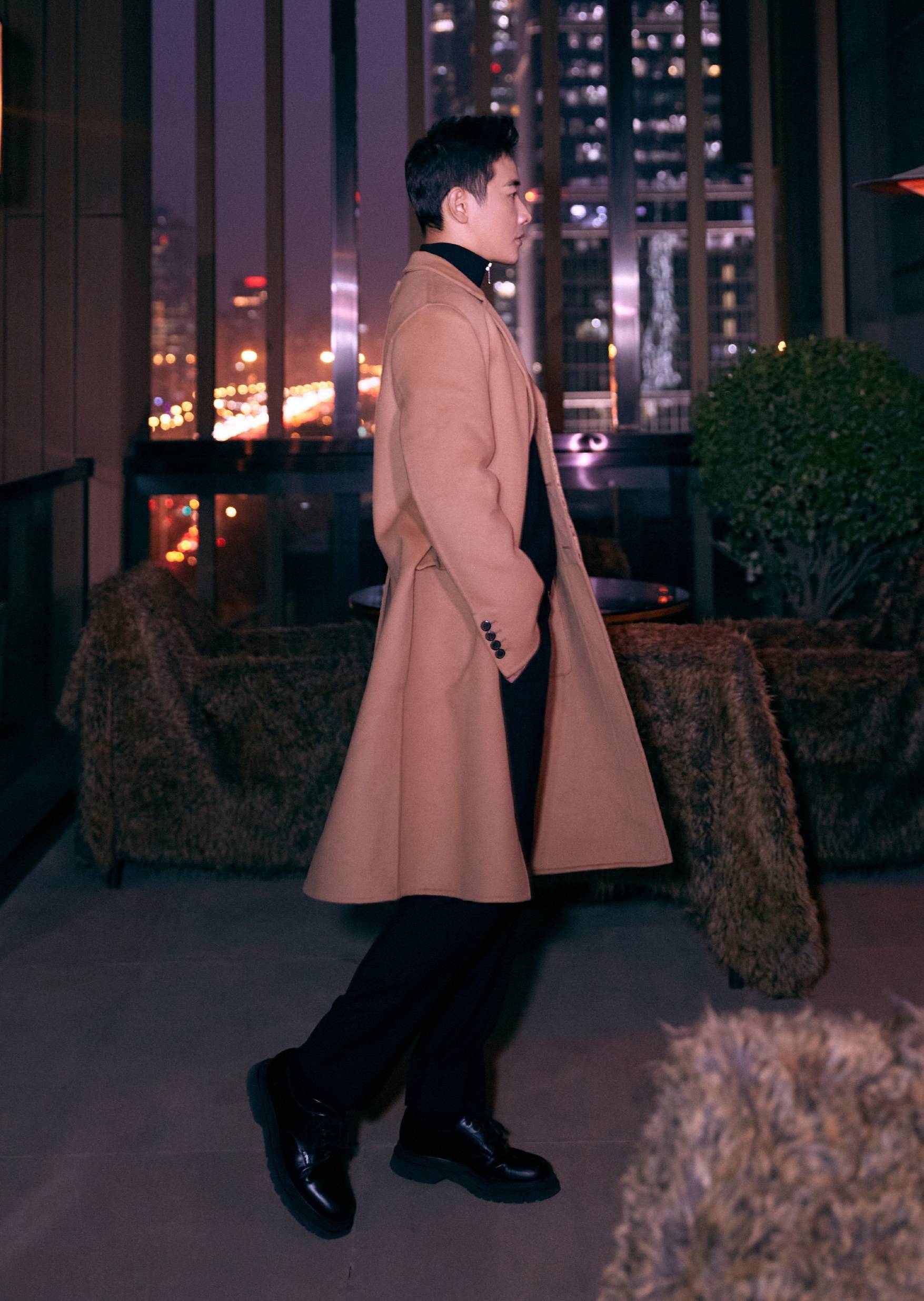 唐嫣轻松驾驭各种风格甜酷时尚罗晋一身绿色连体裤帅气有型