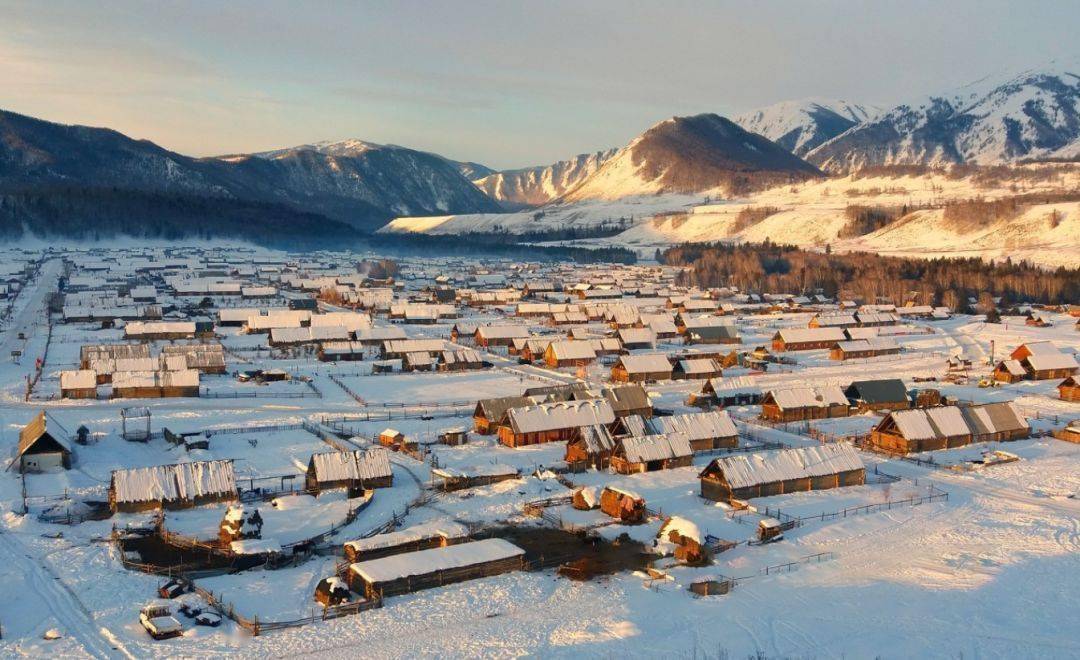冬日的禾木村,童话般的小木屋点缀在白雪之间,山野之间,美如画