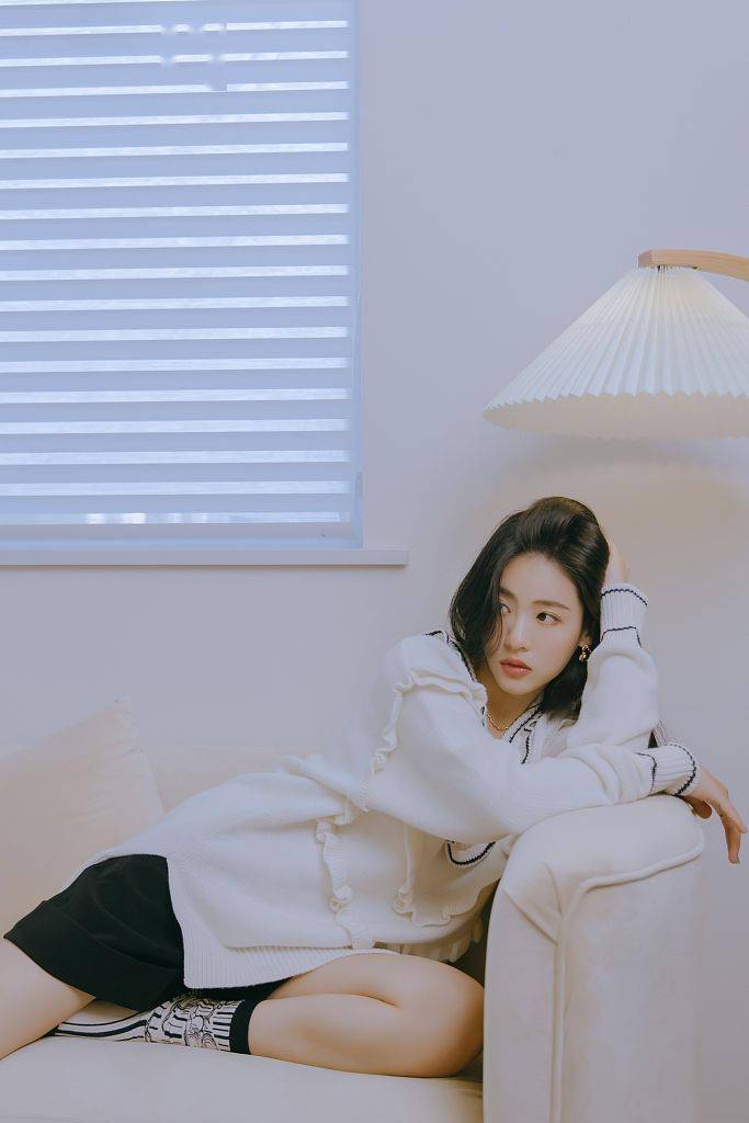 孙芮居家慵懒风写真又纯又欲 中分长发对镜甜笑气质怡人