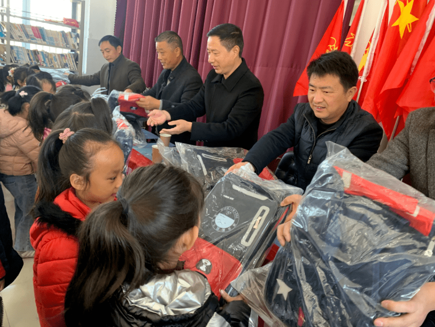 戴安澜将军"亲属"回乡开展助学活动