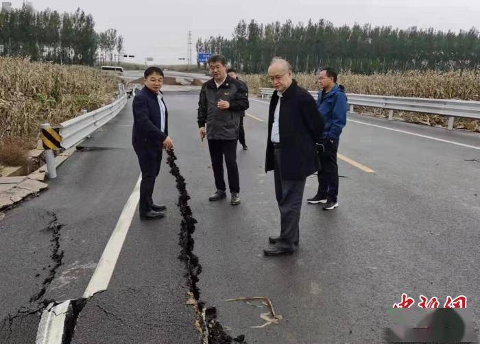 杨建伟)土地塌陷裂缝,高低不平,落差可达6米,这是山西长治屯留区采煤