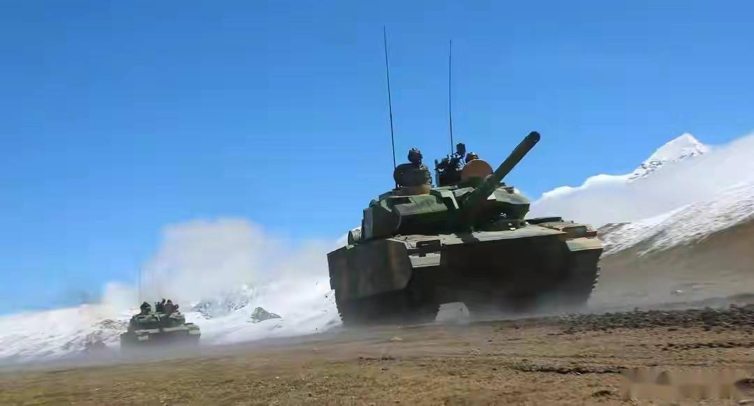 高原重装突击战15式轻坦phl191火箭炮组建山地装甲机动力量