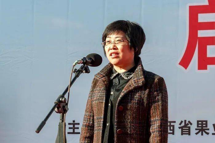 扶风县人民政府副县长谢敏推介扶风果品宝鸡市果菜中心主任张小强介绍
