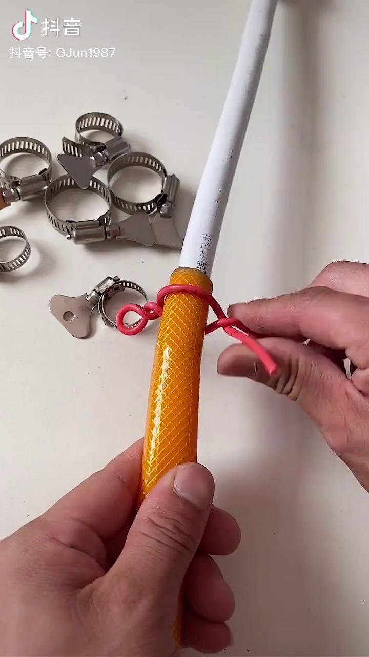 别再用铁丝绑扎固定水管了用不锈钢卡箍就很方便结实耐用
