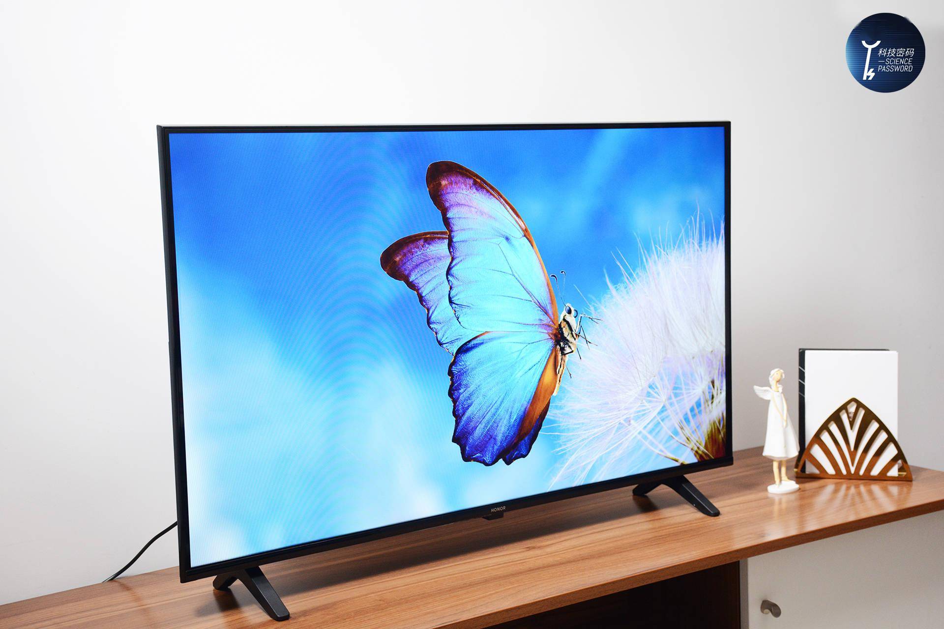 整个电视的正面视觉观感简洁大气,整体颜色以黑色为主,机身采用了免