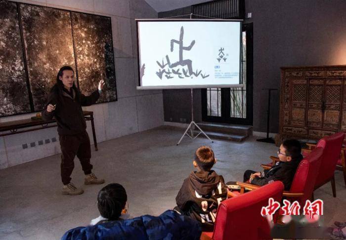 东西问丨“汉字叔叔”西尔斯：中西文化交流如何为汉字“寻根”？