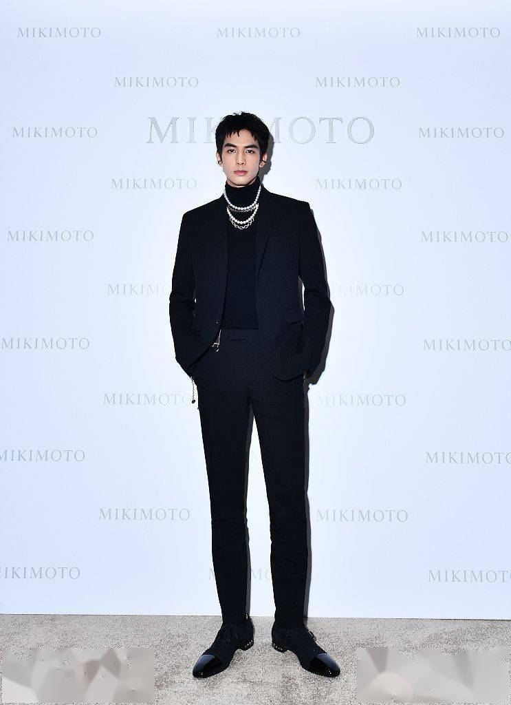 宋威龙城市暮光大片神秘高级 叠戴珍珠项链贵气十足_活动_写真_品牌