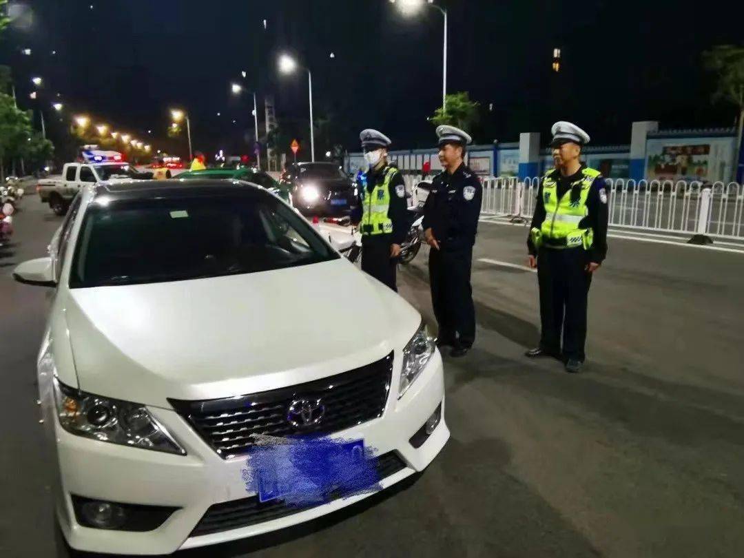 茂名交警开展全市周末夜查酒驾统一行动