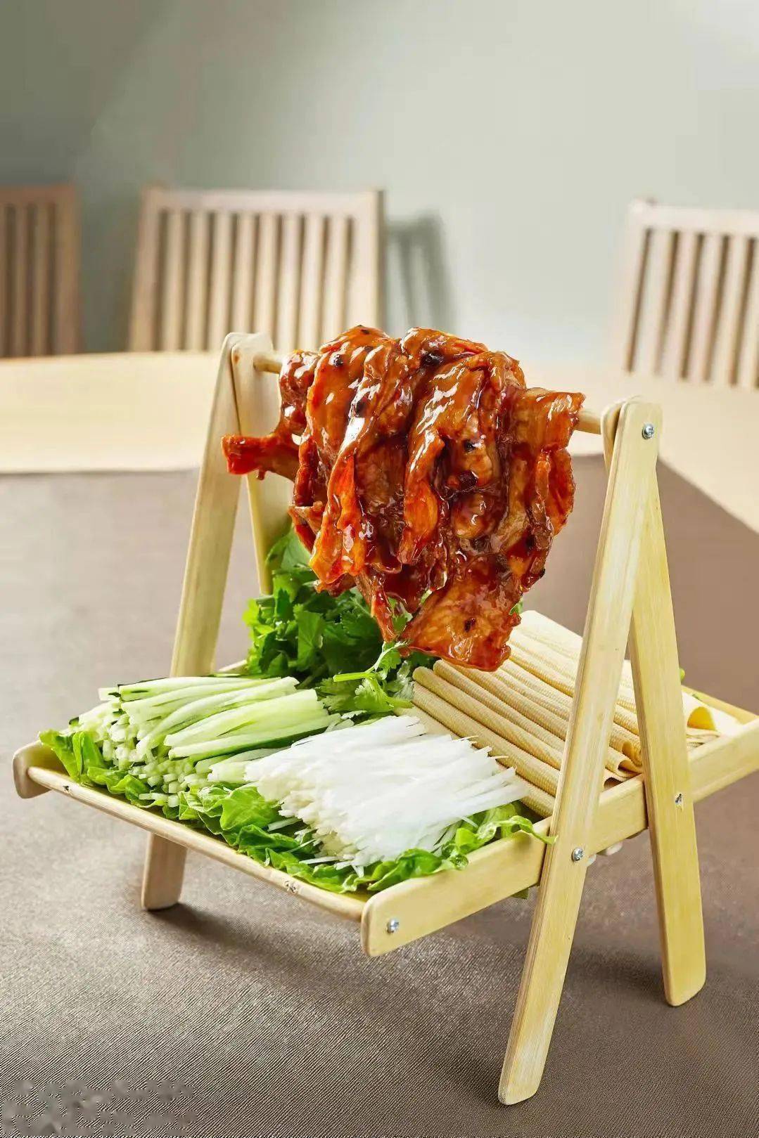 看上去很有feel的吊烧肉,采用肥瘦适中的五花肉,拒绝市面上的现成培根