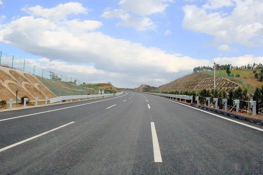 眼下,在楚大高速复线祥云段施工现场,工人们正紧锣密鼓地加紧施工.