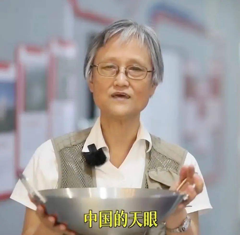 72岁硬核姥姥退休后走红，吸粉百万，真实身份曝光：她可不简单！