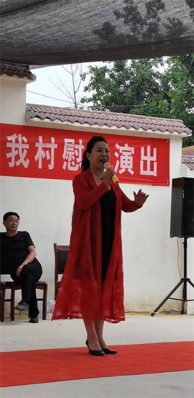 敬爱老人关爱老人梨园春金牌擂主张艳红为养老院老人义演