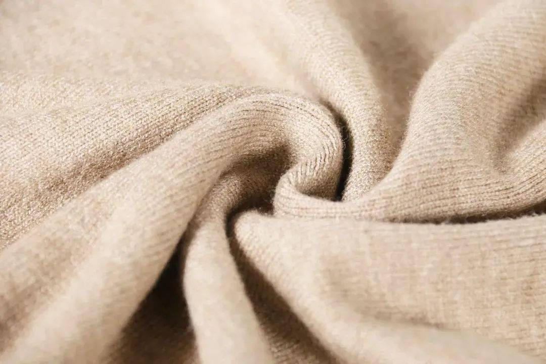 这件男士仿羊绒针织衫,百搭又显瘦,穿上显年轻!_面料_羊绒衫_版型