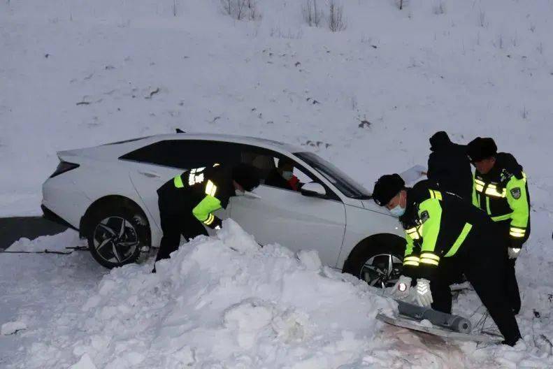 火速救援|游客驾车雪天遇险 护游警力火速救援