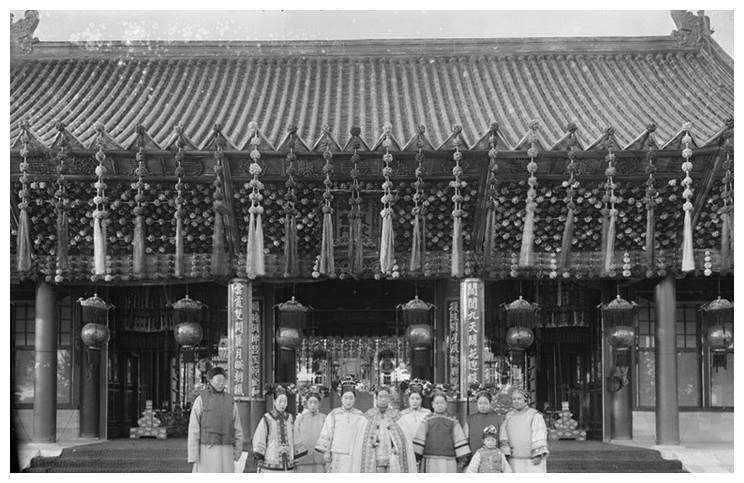 她已于1908年11月15日下午2时左右,病逝于仪鸾殿,享年74岁.