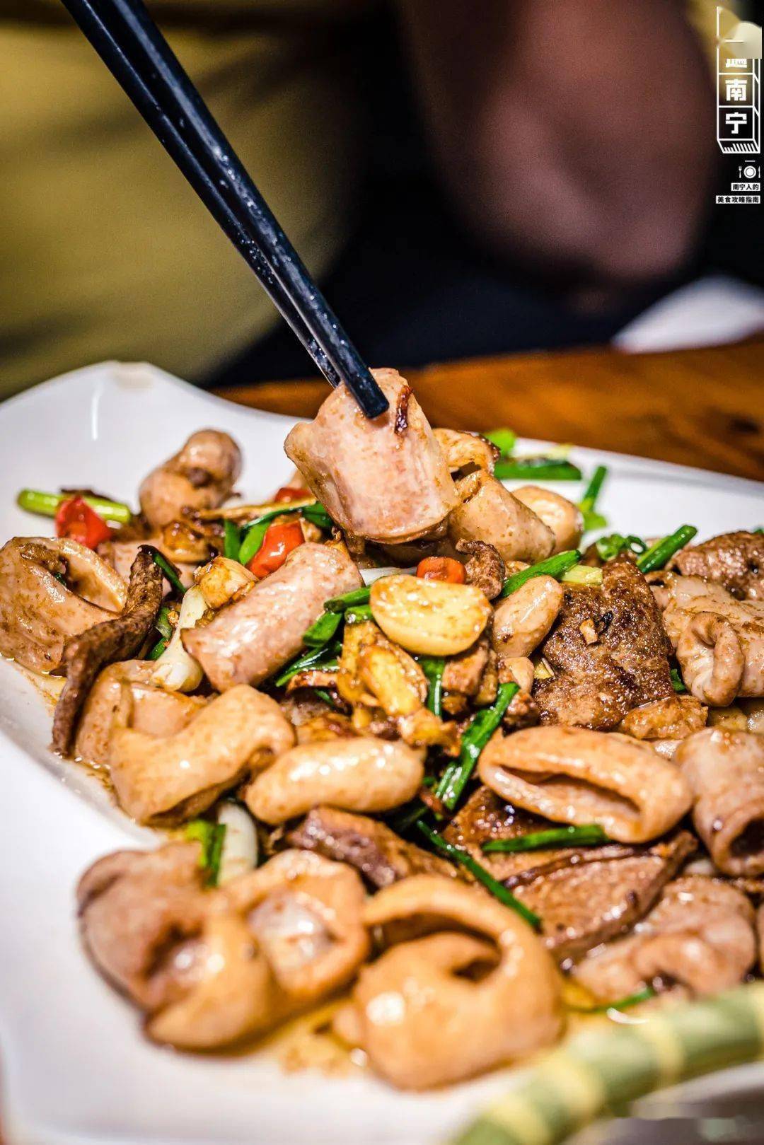 想要感受丰富的口感,不容错过这一碟生炒猪杂,店里必点特色招牌,弹韧