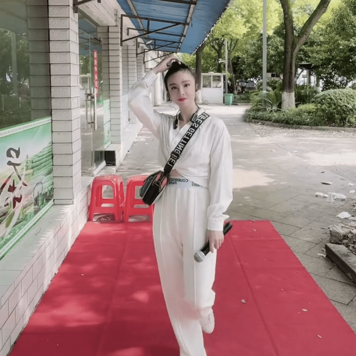 女网红被曝私会榜一大哥,拉黑儿子致其喝农药,事件陷入罗生门_刘琴_吴伟_小天