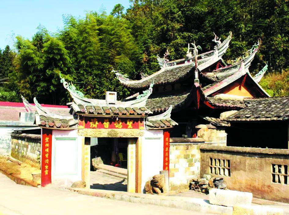 崇德学校旧址座落于革命基点村湘店乡尧山村脚下,是梁姓德夫公祠.