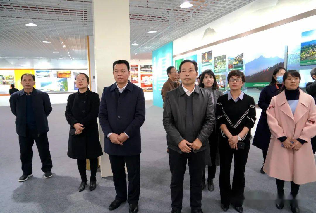 龙胜各族自治县县委常委,常务副县长郑明旺介绍龙胜的基本县情以及