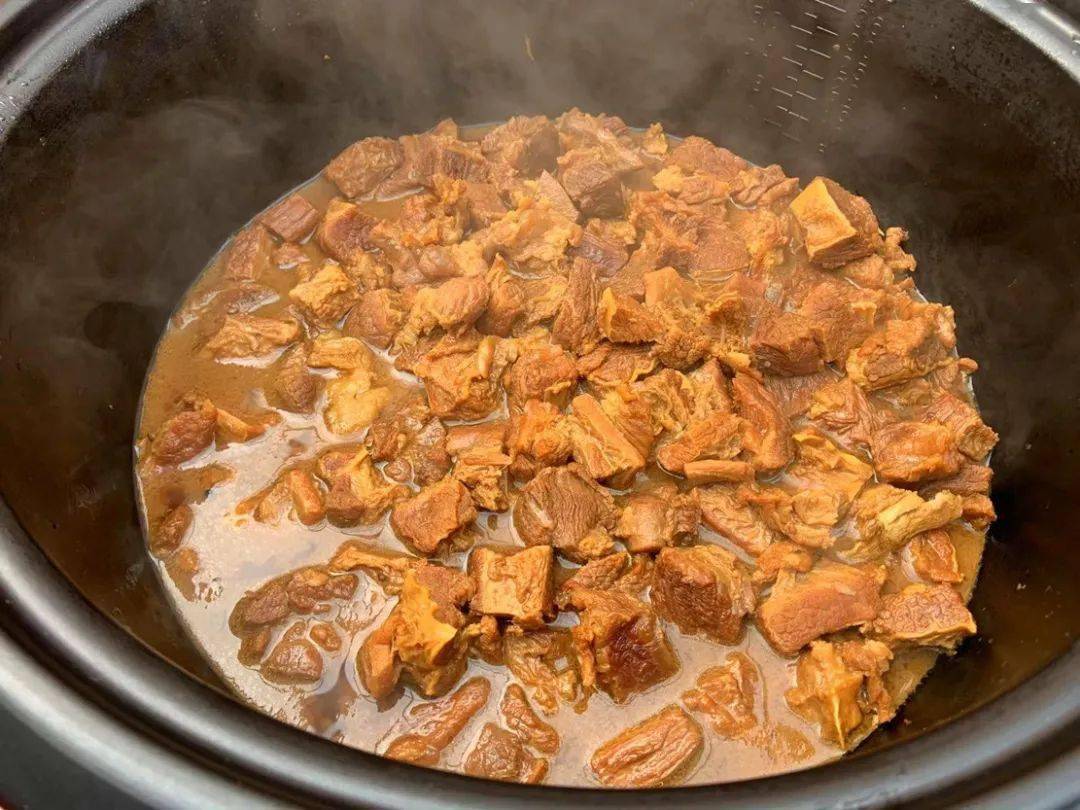 鍋裡都緊鎖著燉肉的香氣~一口大蒸鍋便列隊排開剛一進門,八口大鍋必須