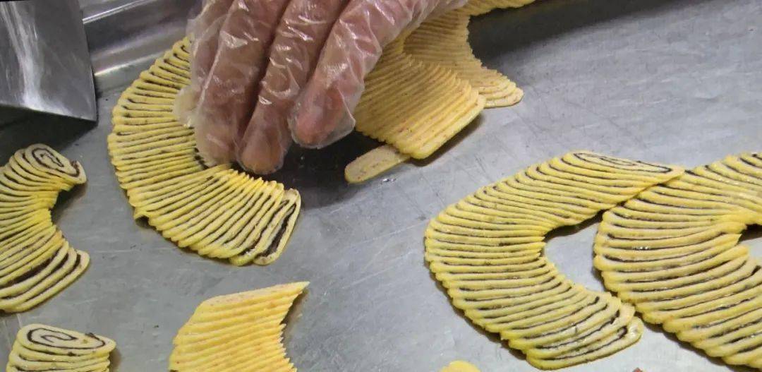 老鹰的爪子,翅膀都是用的疙瘩咸菜,做冷拼要求底下的火腿泥不能露着