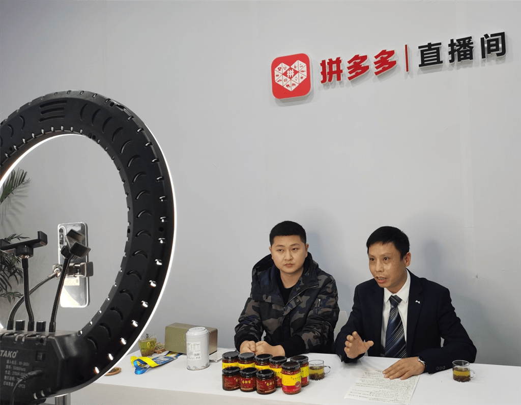 拼多多"家乡好物直播"走进湖北省农博会_利川市_来凤县_向军屹