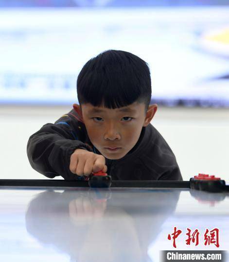 河北兴隆：冰雪运动“点燃”冬日激情