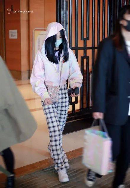 西裤 不论多冷，一进屋就恢复辣妹风