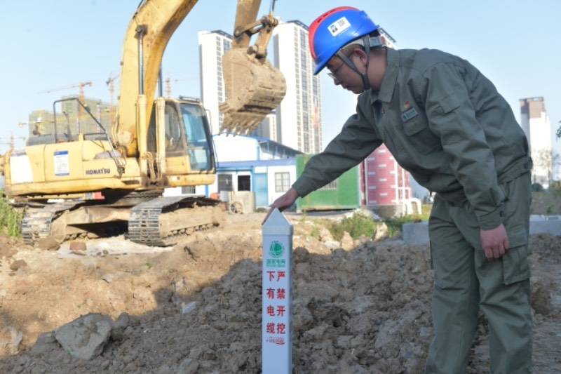 "这打有电缆标桩的地方,下面可都