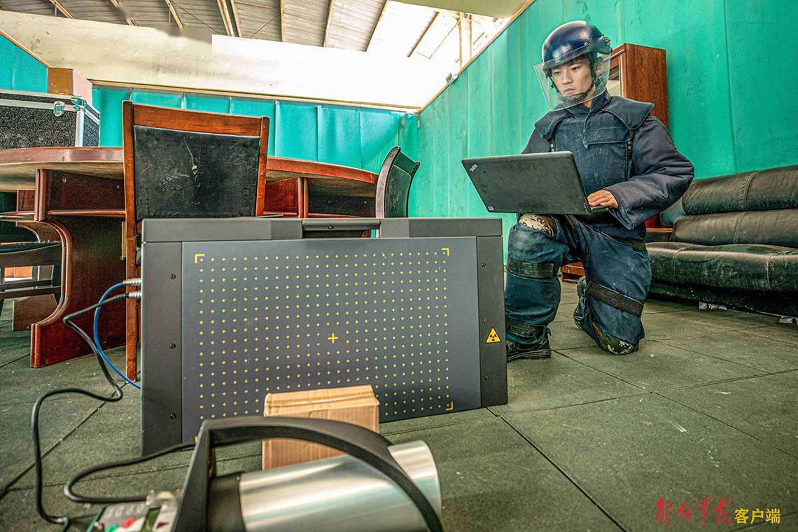 搜爆手用检测仪检测"爆炸物"内部结构.排爆手拆除模拟"爆炸物".