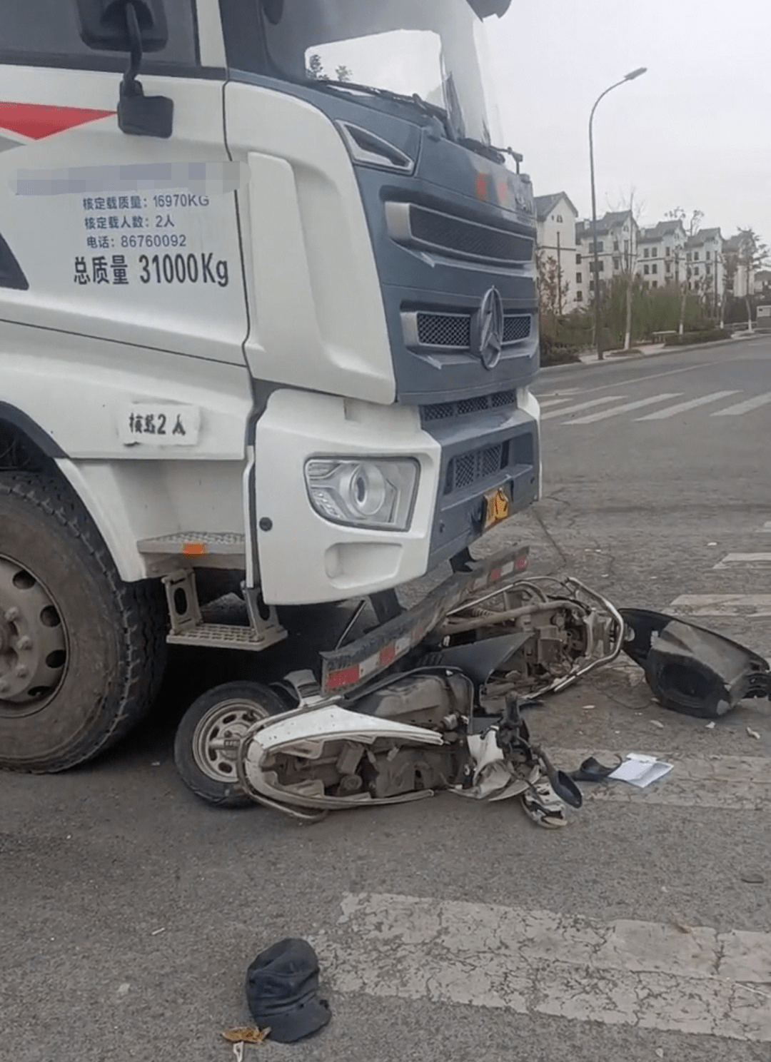 太惨烈嘉兴突发两起车祸人被撞飞数米倒地不起身边满地碎片