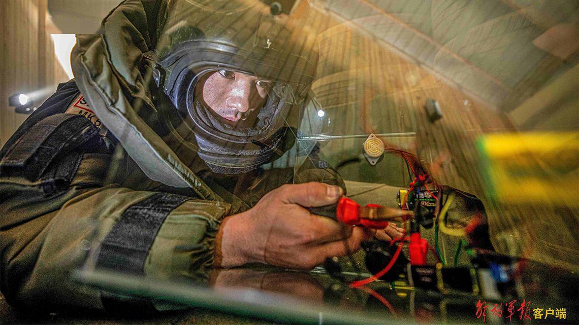 拆弹专家!直击"刀尖舞者"排爆瞬间