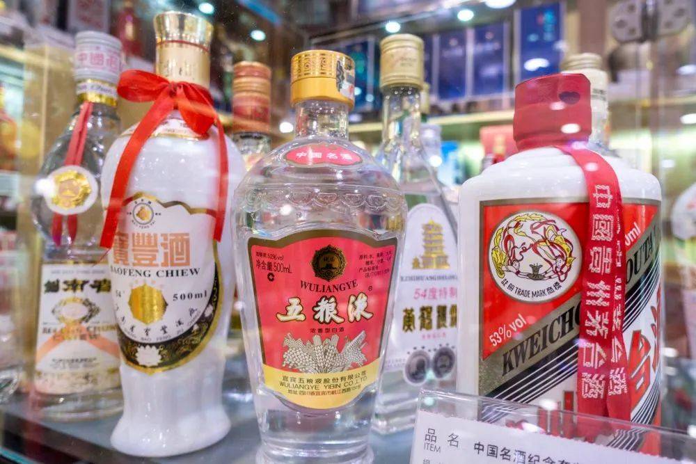 白酒 双雄 的 殊途 与 同归 一个放量 一个提价 五粮液 贵州茅台 经销商