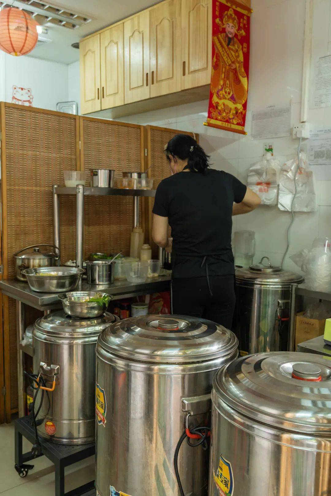 只有4张桌,用保温桶围成厨房,卖13元/份的药膳鸡杂汤,超,超,超多料!