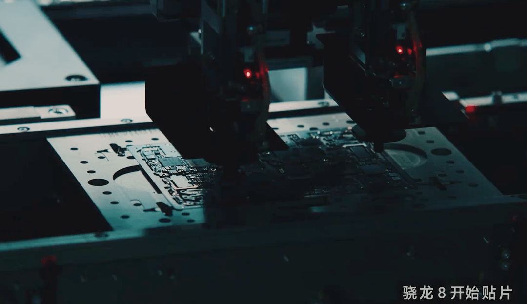 小米、Moto为抢首发“打”起来了？高通骁龙旗舰8 Gen 1正式发布