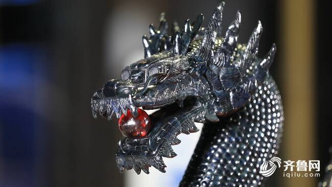 1万多颗宝石制成,重52斤!"宝石龙"亮相潍坊昌乐