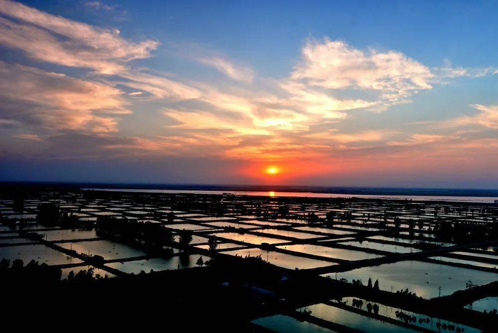 荥阳万亩渔场,位于中国河南省郑州市荥阳北部的王村镇,号称万亩大鱼塘